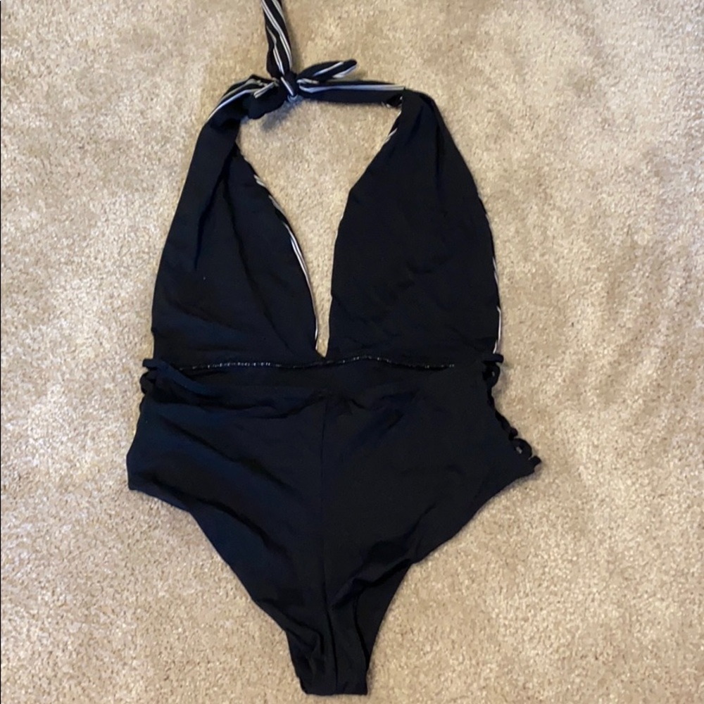 Subdued one piece bikini - Picture 3 of 5